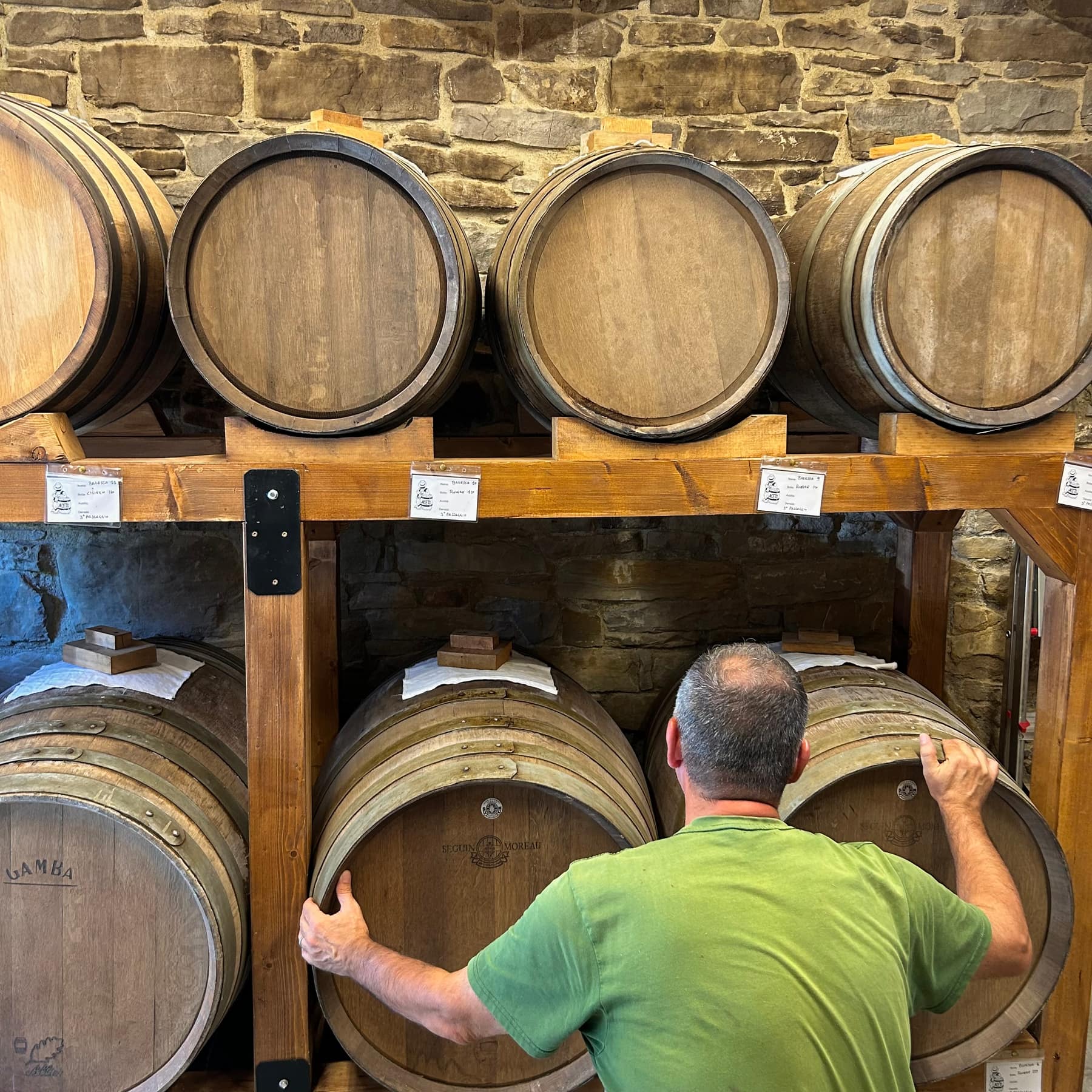 Il papà al lavoro tra le botti dell'acetaia artigianale